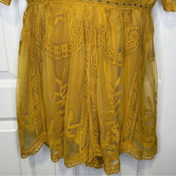 Honey Punch Deep Plunge Neck Flutter Sleeve Lace Romper Mustard Gold Size Medium - Picture 4 of 11
